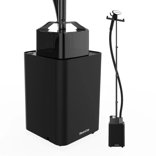SteamOne PRO3000 – steamer do ubrań z korpusem z czarnego tworzywa w nowoczesnym wykończeniu soft touch , wyposażony w zbiornik plastikowy wystający ponad obudowę, metalowy, czarny maszt i wąż z dyszą pary.jpg