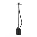SteamOne PRO3000 – steamer do ubrań z korpusem z czarnego tworzywa w nowoczesnym wykończeniu soft touch , wyposażony w zbiornik plastikowy wystający ponad obudowę, metalowy, czarny maszt i wąż z dyszą pary.jpg.